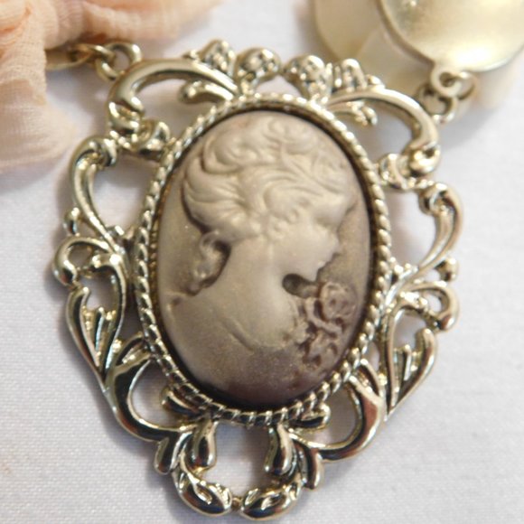 Store Twenty One Victorian Cameo Rose Flower Necklace - Picture 2 of 7